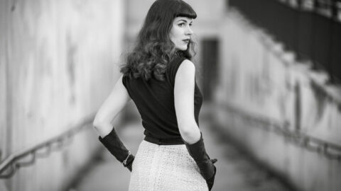 7 einfache Retro-Frisuren für schulterlange Haare: Eine Haarstyling-Idee für jeden Tag der Woche