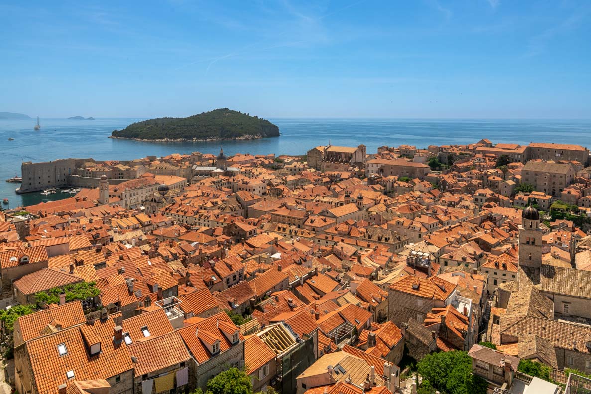 Blick über die Dächer von Dubrovnik auf die Insel Lokrum