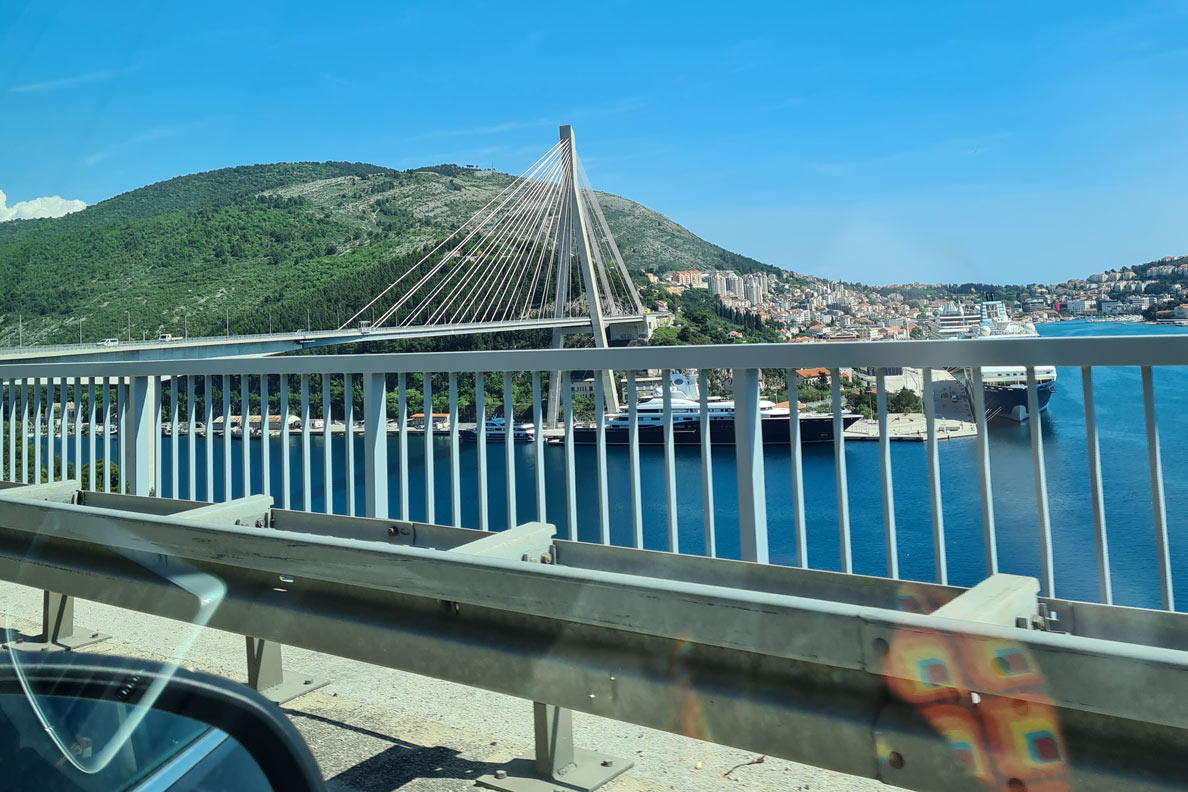 Die Brücke über Kroatiens Inseln nach Dubrovnik