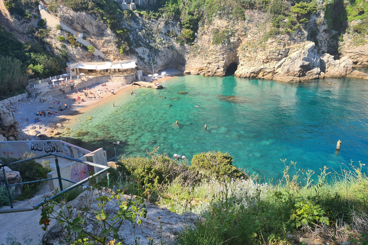 Eine Badebucht auf der Halbinsel Lapad vor Dubrovnik