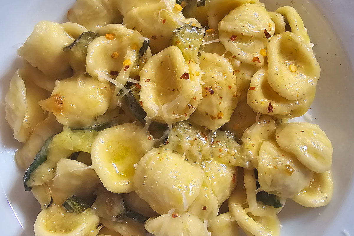 Zucchini-Rezept: Schnelle Pasta mit Zucchini, Basilikum und Parmesan