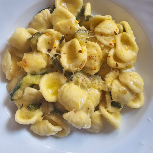 Zucchini-Rezept: Leckere Pasta mit Zucchini, Basilikum und Parmesan