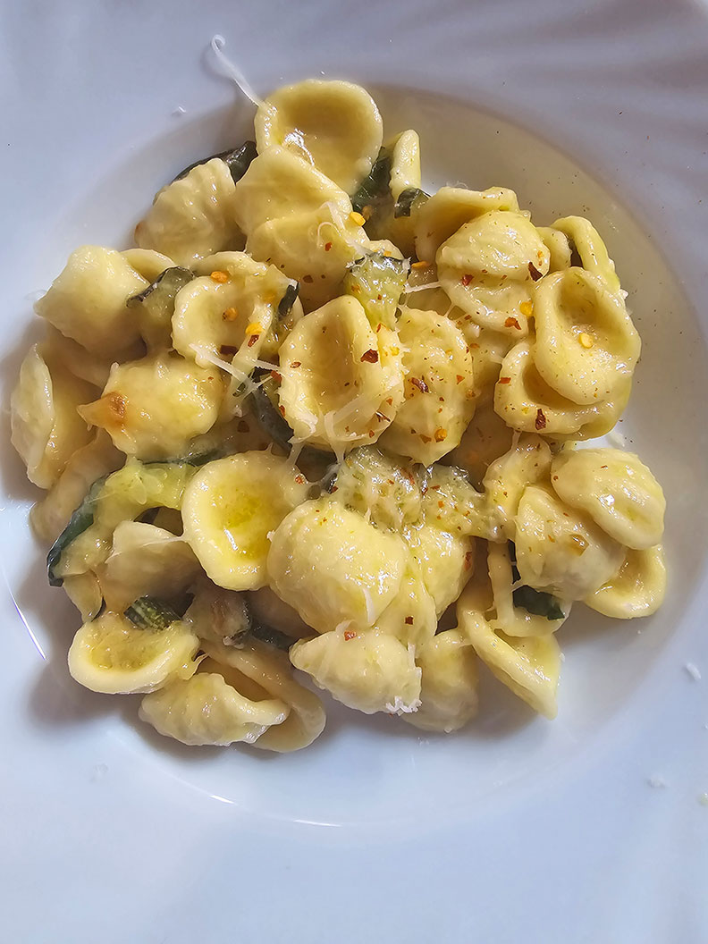 Zucchini-Rezept: Leckere Pasta mit Zucchini, Basilikum und Parmesan