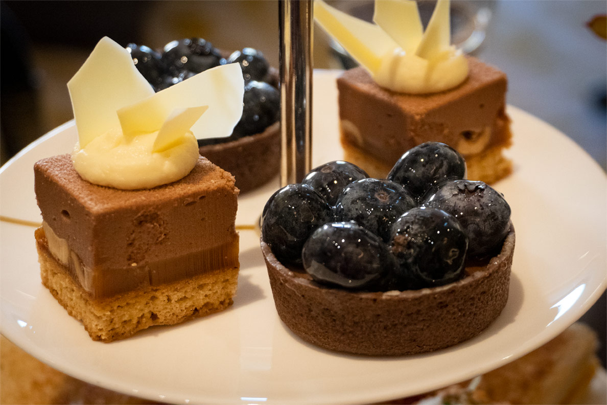 Afternoon Tea: Leckere Petit Fours serviert auf einer Etagere