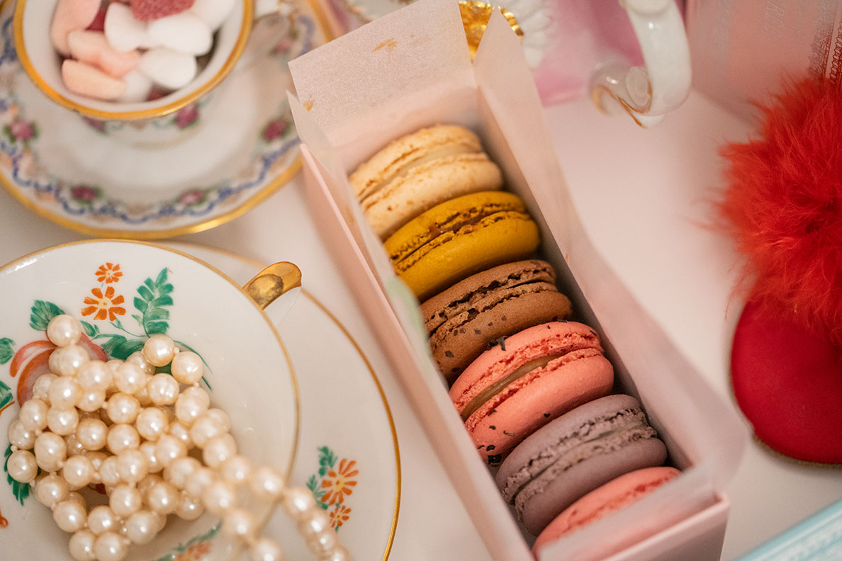 Tea Time: Macarons von Laduree und altes Porzellan