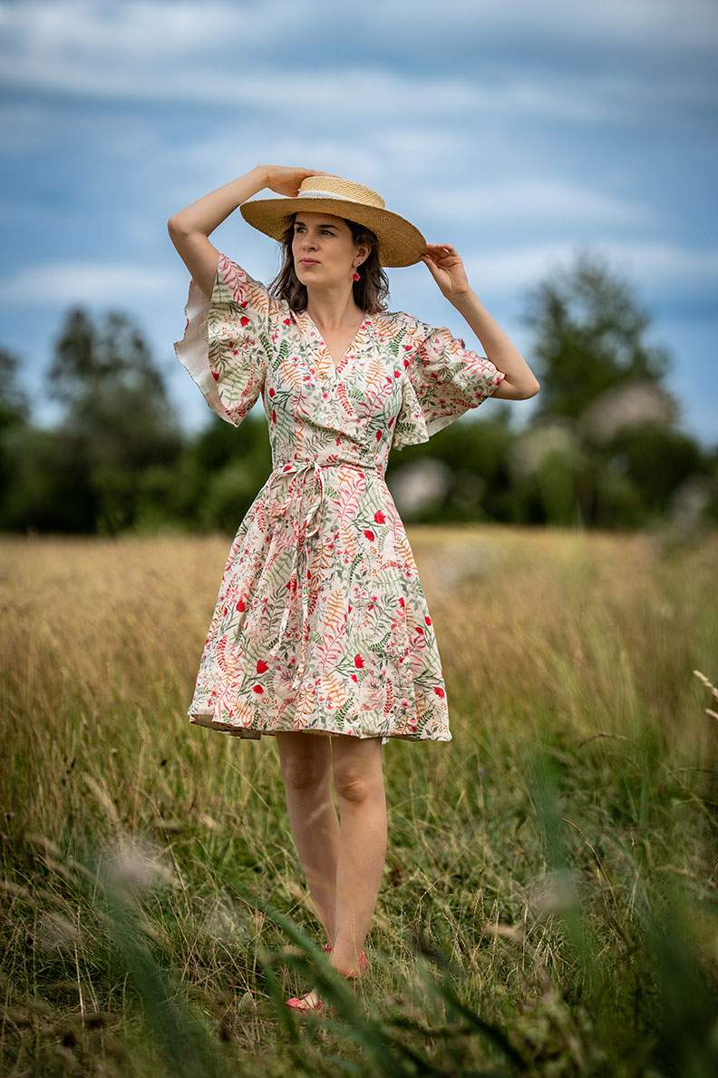 RetroCat in einem Sommerkleid aus Leinen