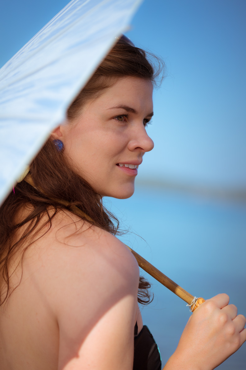 RetroCat with a natural retro makeup on the beach