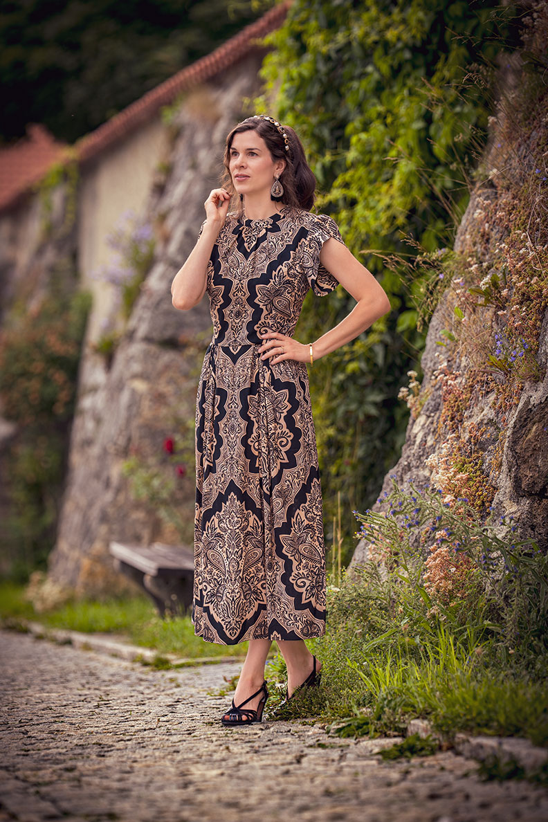 Spätsommer-Outfits: RetroCat in einem schwarz-beigen Sommerkleid von Lena Hoschek