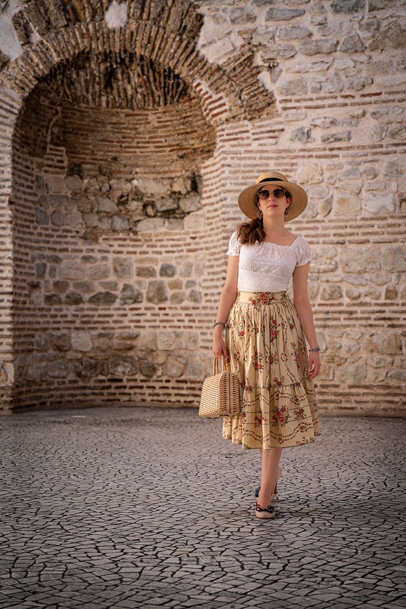 Outfits für den Spätsommer: RetroCat mit Blumenrock und Top