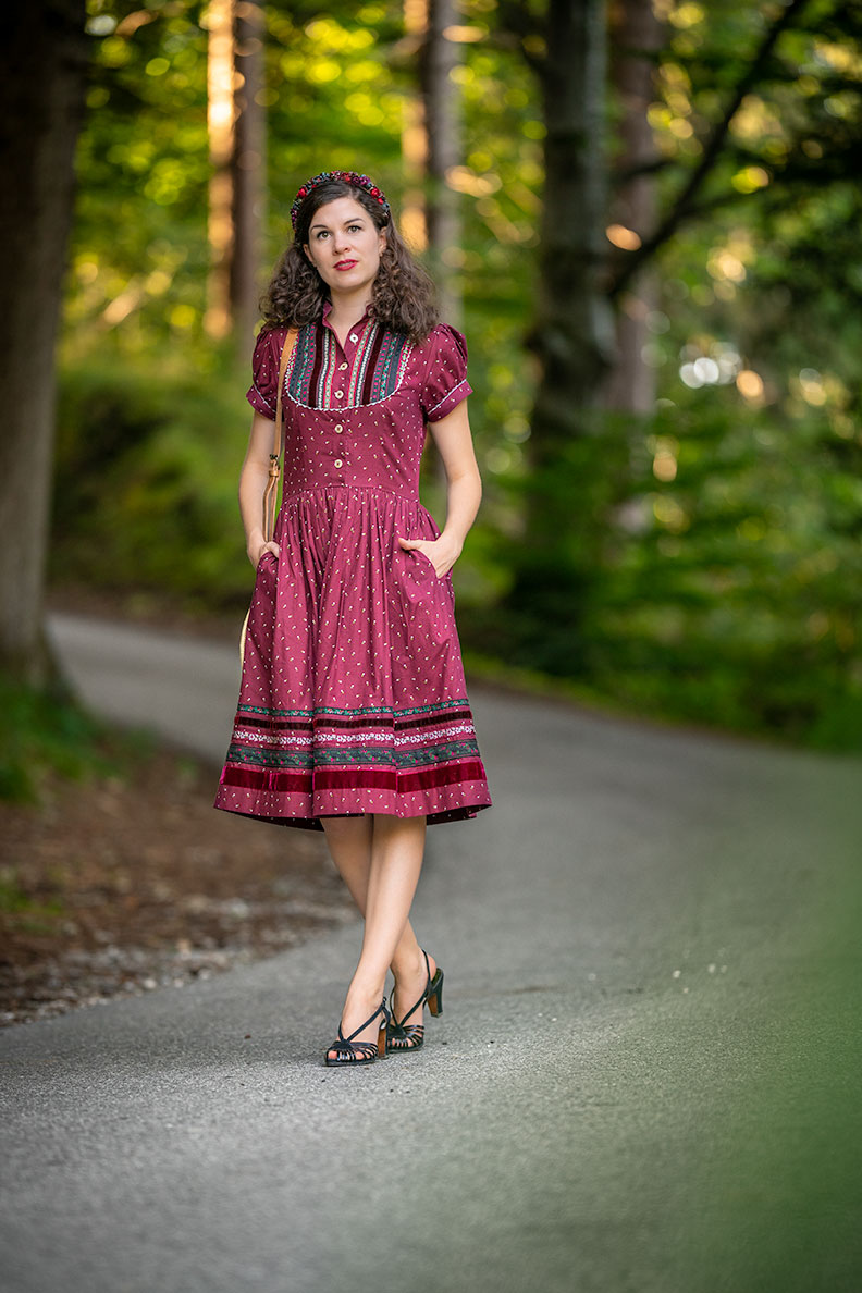 RetroCat im Trachtenkleid Gretl von Lena Hoschek im Spätsommer