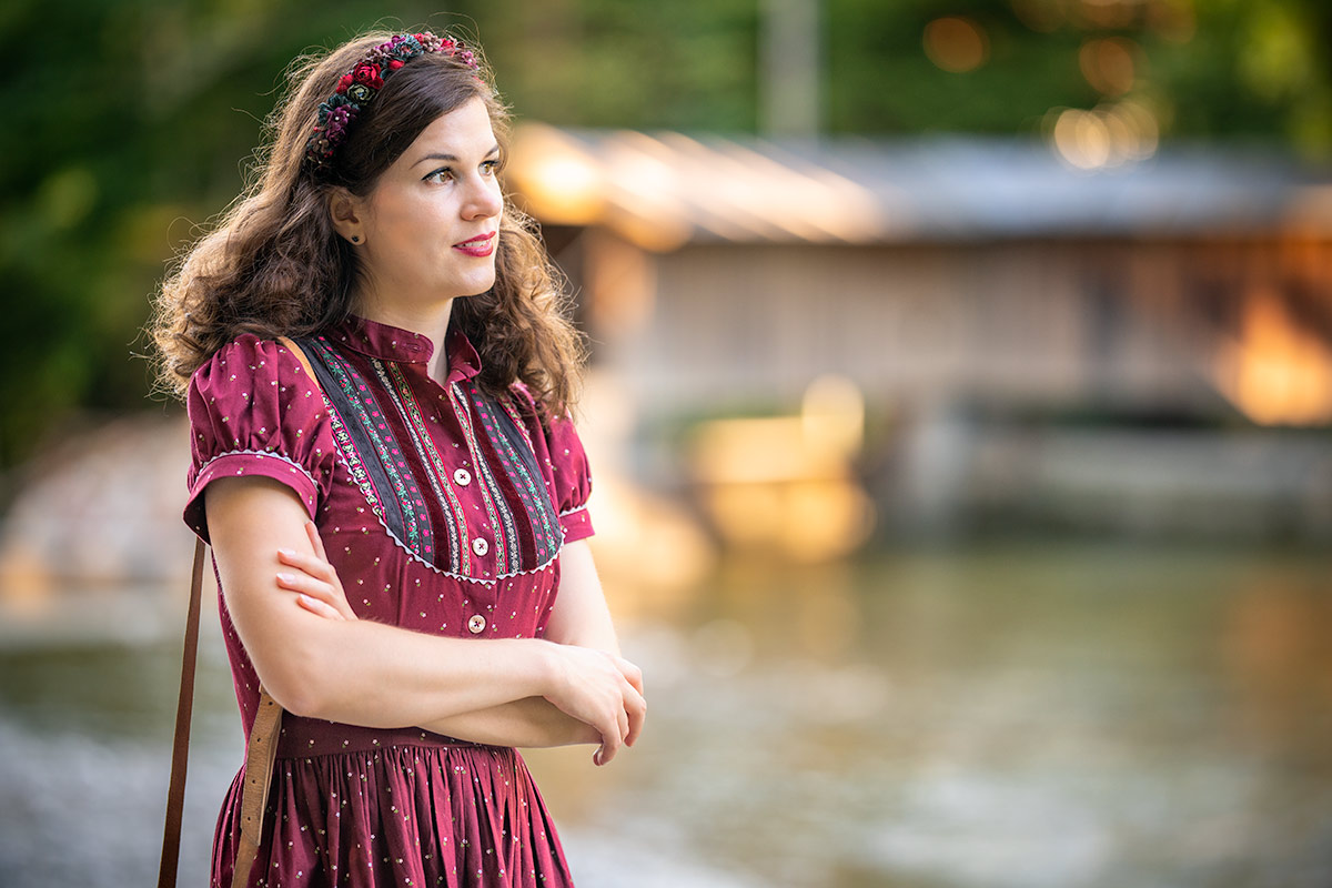 Einfache Wiesn-Frisur: RetroCat mit Trachtenkleid, Locken und Blumenhaarreif