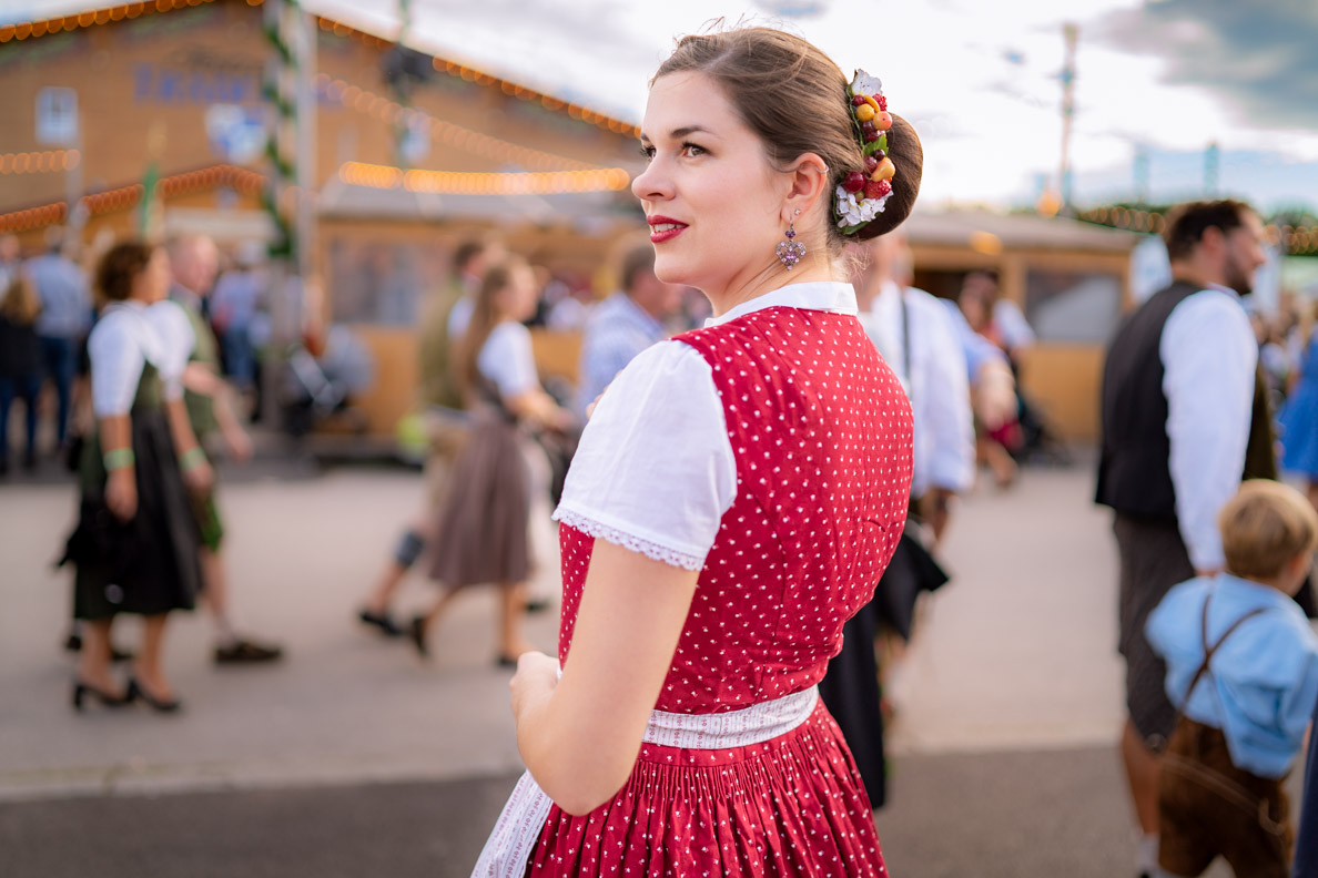 Einfache Oktoberfest-Frisur: RetroCat mit Dutt und Haarblume zum Dirndl