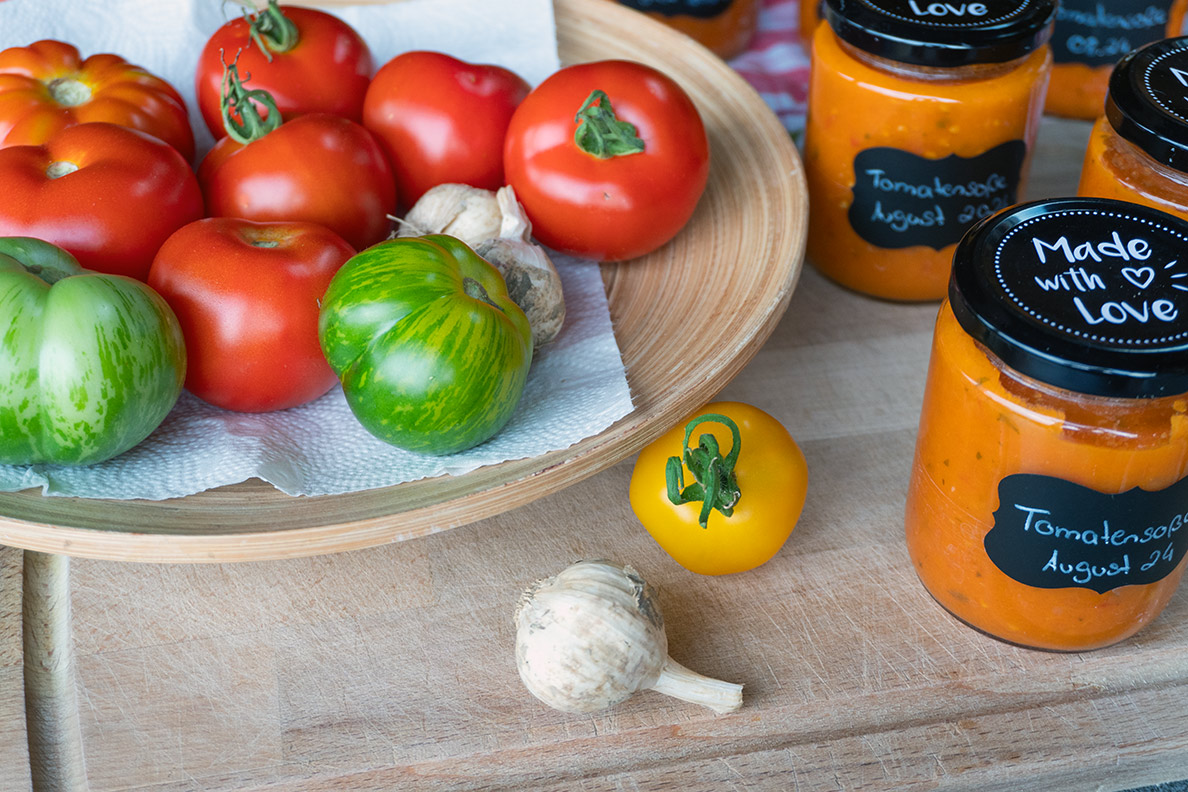 Die einfachen Zutaten für eine selbsteingekochte Tomatensoße