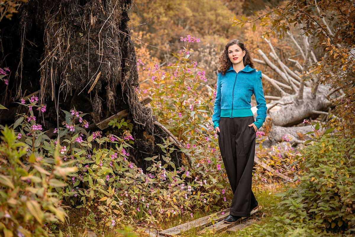 RetroCat with a blue blouson on an autumn walk