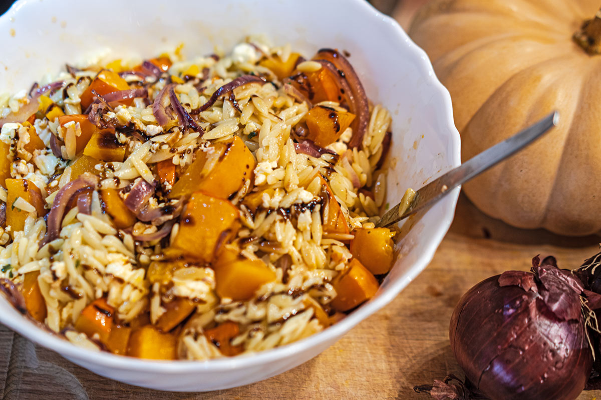 Leckeres Herbst-Rezept: Kürbis-Orzo-Salat mit Feta