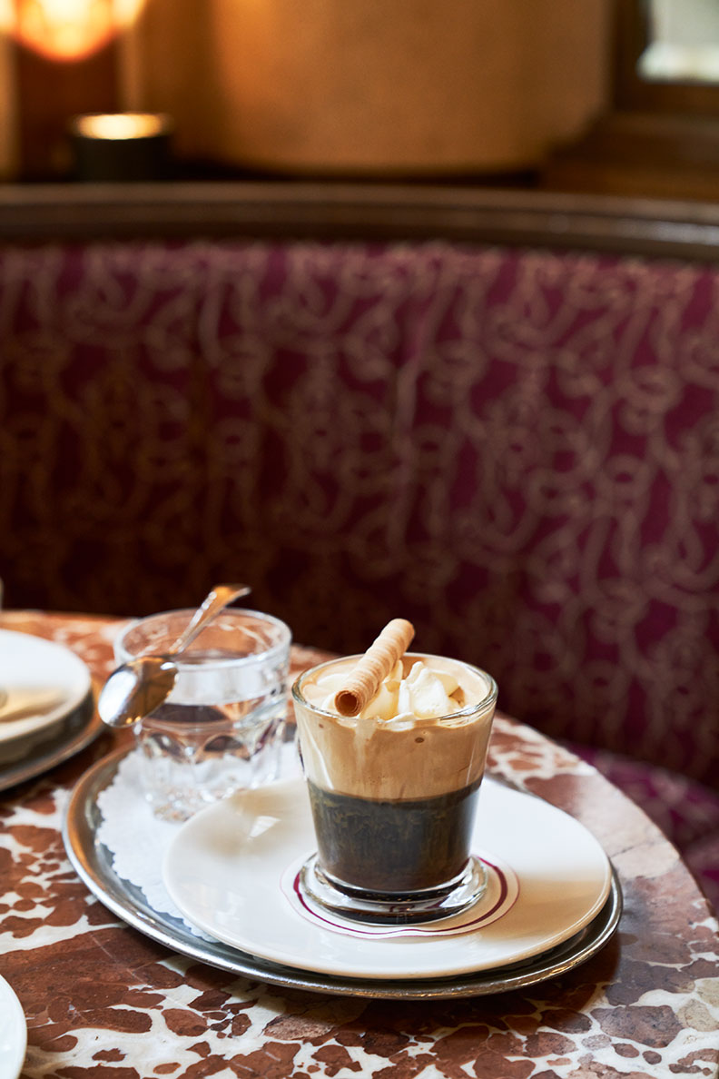 Ein Wiener Kaffee mit Schlagobers in einem Café