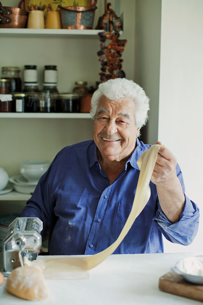 Antonio Carluccio mit Nudelteig