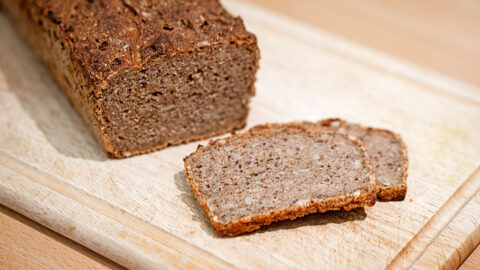 Rezept: Leckeres & gesundes 6-Korn-Sauerteigbrot ohne Hefe