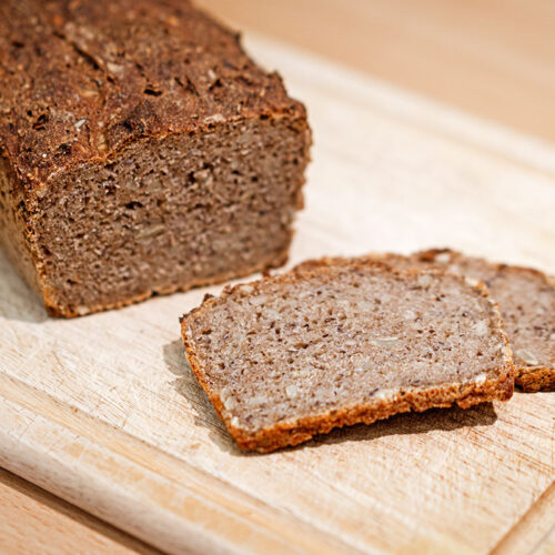 Rezept: Leckeres & gesundes 6-Korn-Sauerteigbrot ohne Hefe