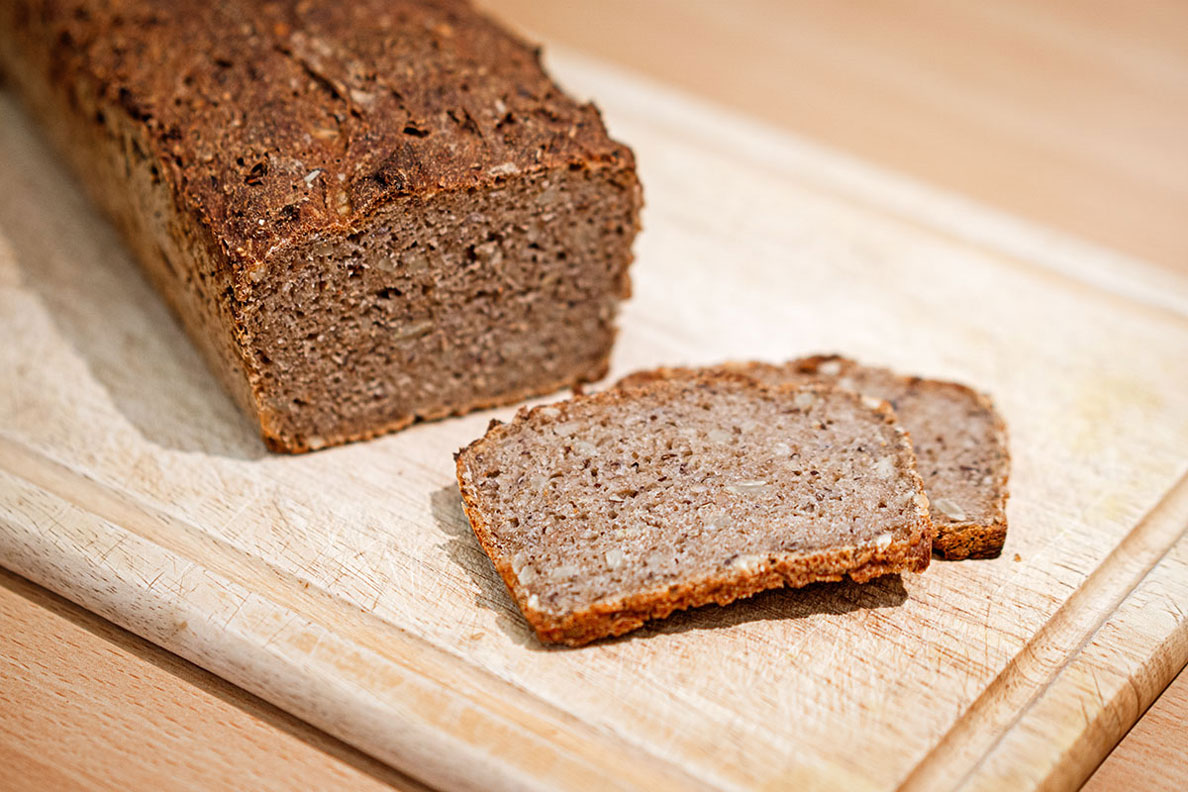 Das aufgeschnittene Sauerteigbrot von RetroCat auf einem Brett