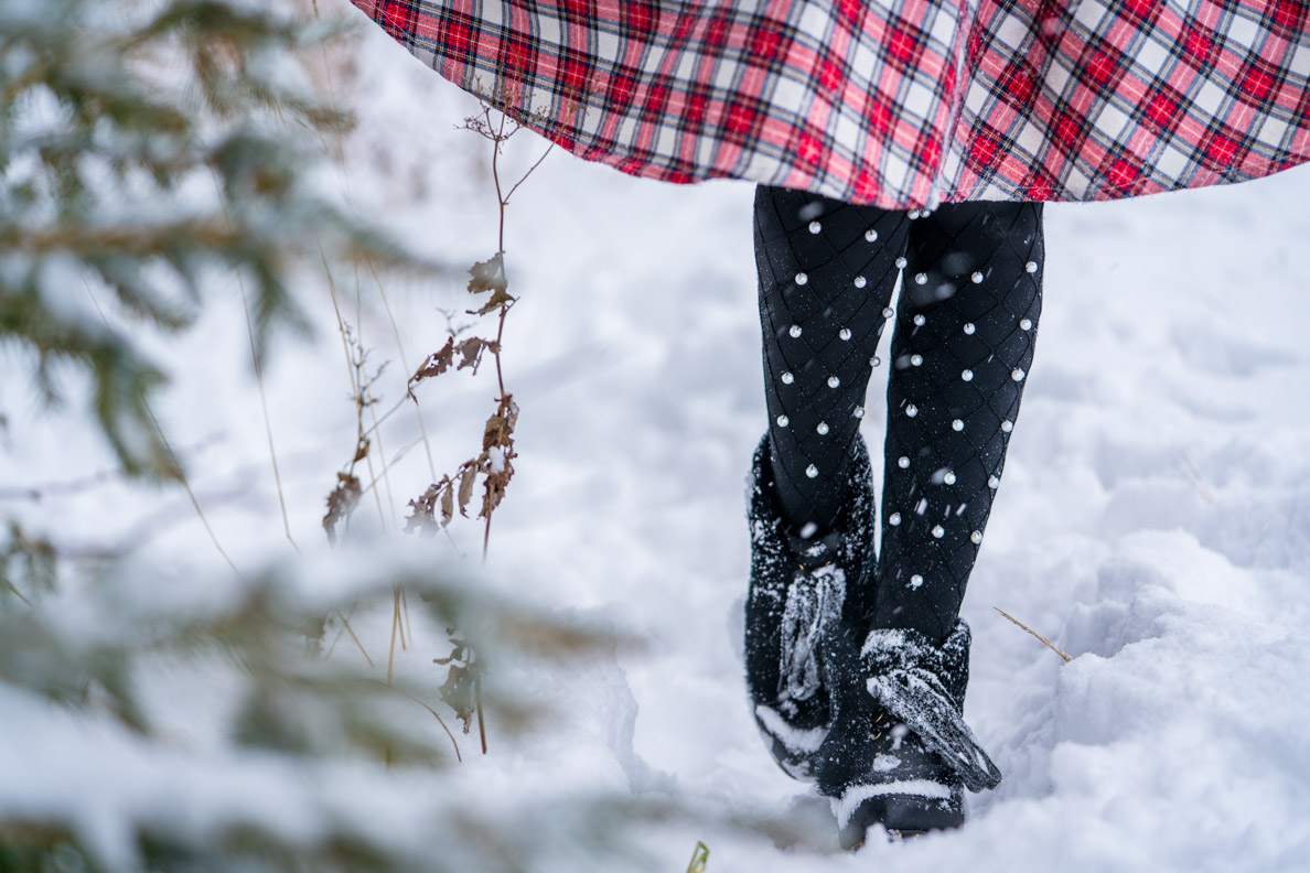 Vintage-Winter-Outfits: RetroCat mit warmen Retro-Stiefeletten