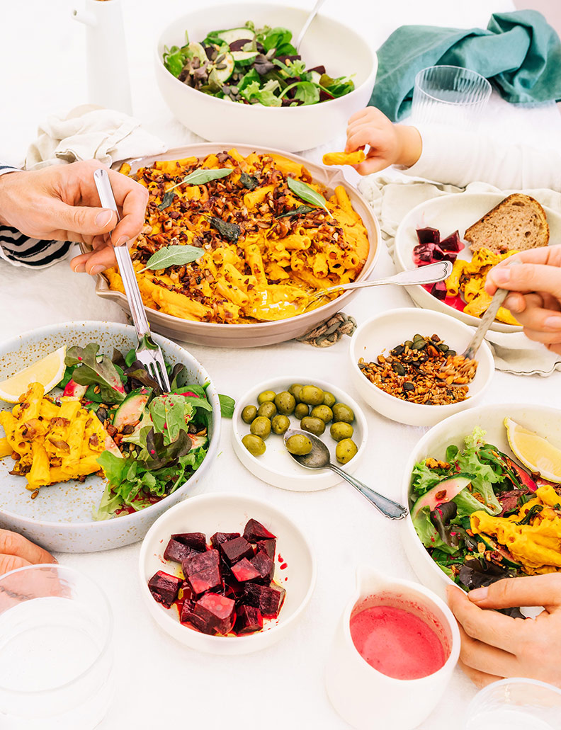 Ein Bild von einem reich gedeckten Tisch mit anti-endzündlichen Gerichten aus "Healing Kitchen"