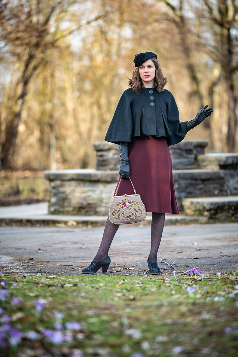 RetroCat in einem stylishen Outfit mit luxuriöser Strumpfhose