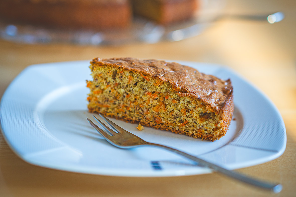 Ein Stück leckerer Rüblikuchen - klassisch mit Zuckerguss