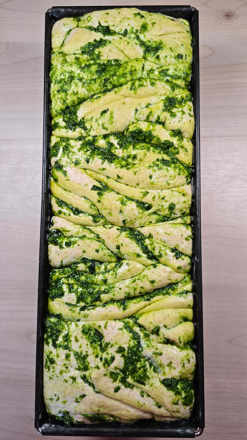 Leckers Bärlauch-Zupfbrot in einer Brotform