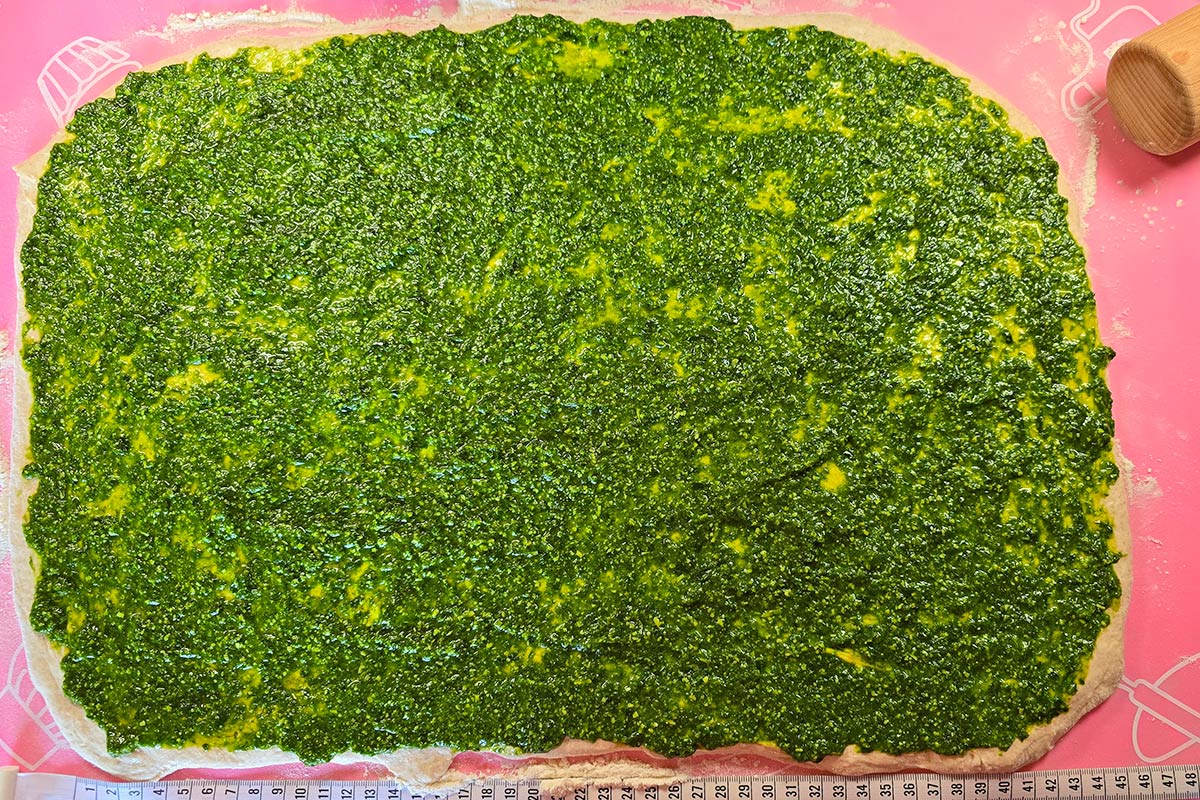 Bärlauchpaste auf einem Brotteig für Zupfbrot