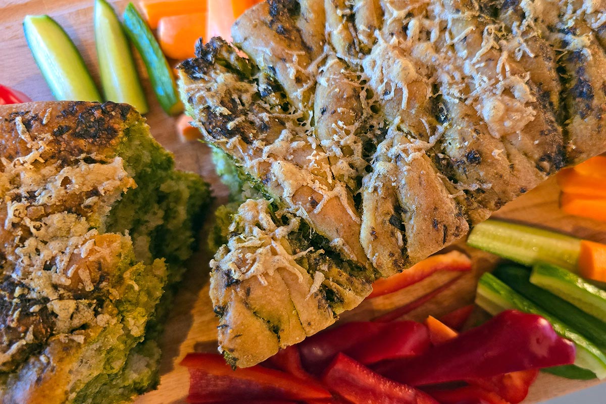 Leckeres Bärlauchbrot mit Gemüsebeilage