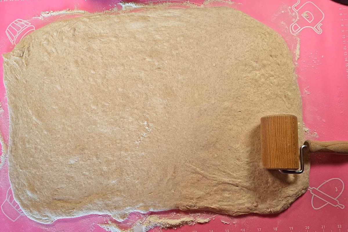 Der ausgerollte Brotteig für Bärlauch-Zupfbrot