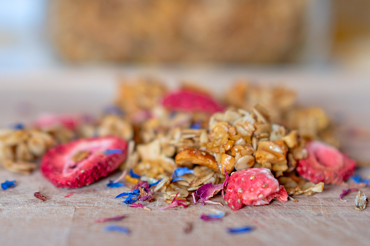 Frühlings-Granola mit Blüten & Erdbeeren – Knusprig, duftend & einfach himmlisch!