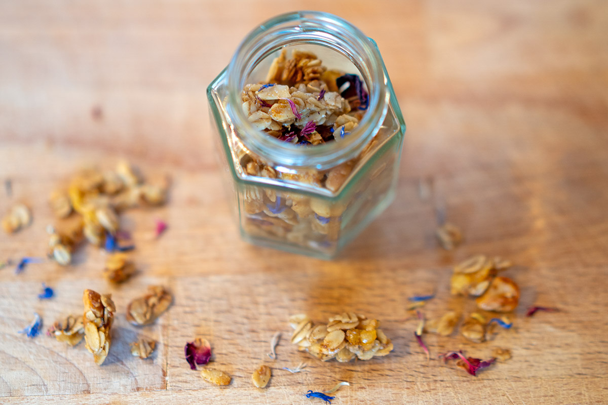 Geschenkidee: Selbstgemachtes Blüten-Granola in einem kleinen Glas