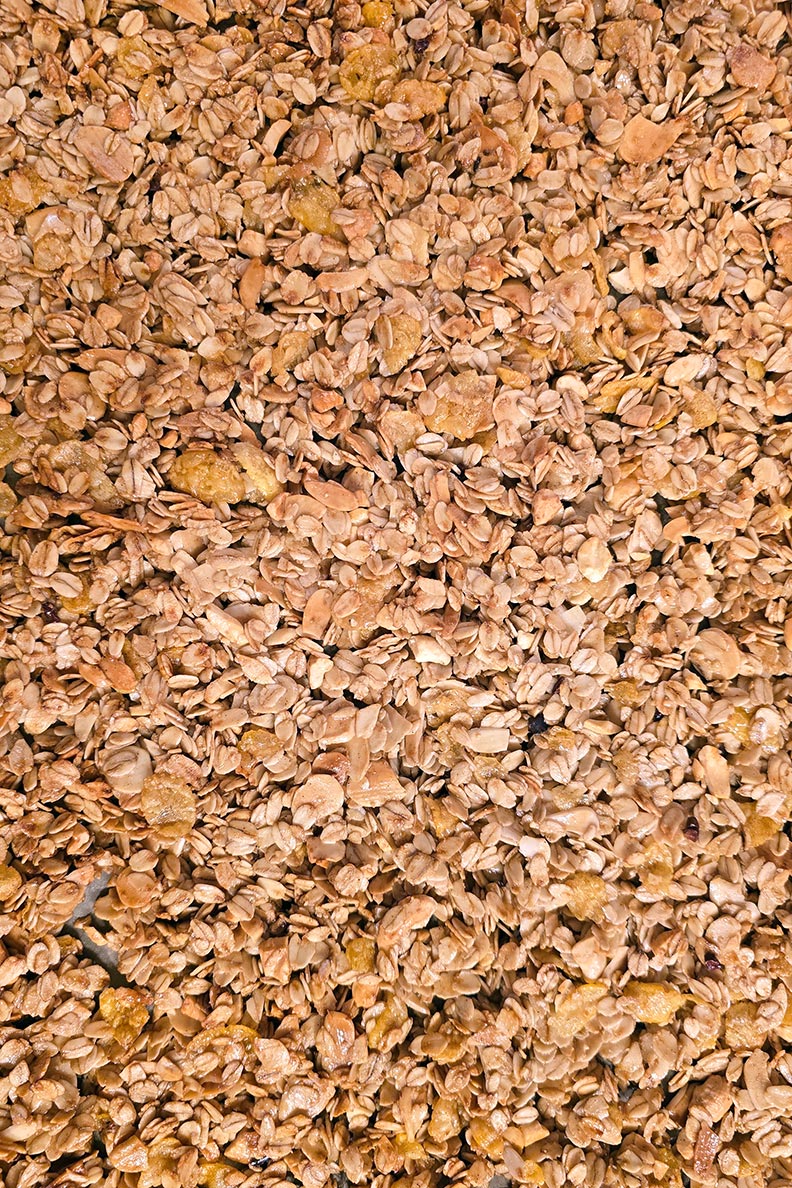 Das fertig gebackene selbstgemachte Granola frisch aus dem Ofen