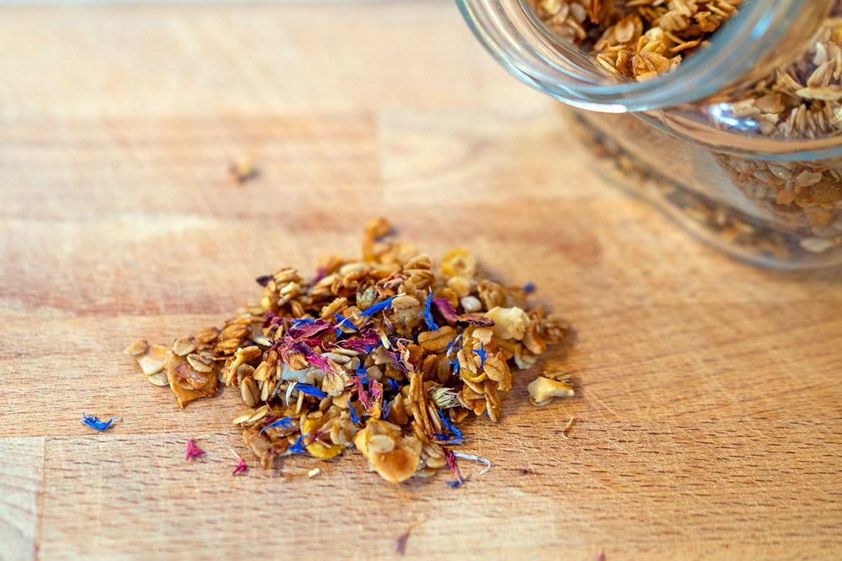 Selbstgemachtes Knuspermüsli mit essbaren Blüten