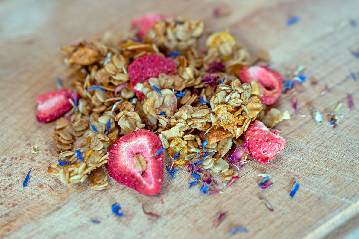 Zutaten für selbstgemachtes Frühlings-Granola