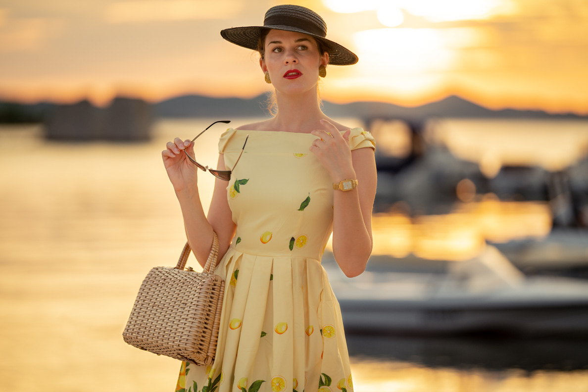 RetroCat mit einem Vintage-Strohhut aus den 50ern zum Zitronen-Kleid