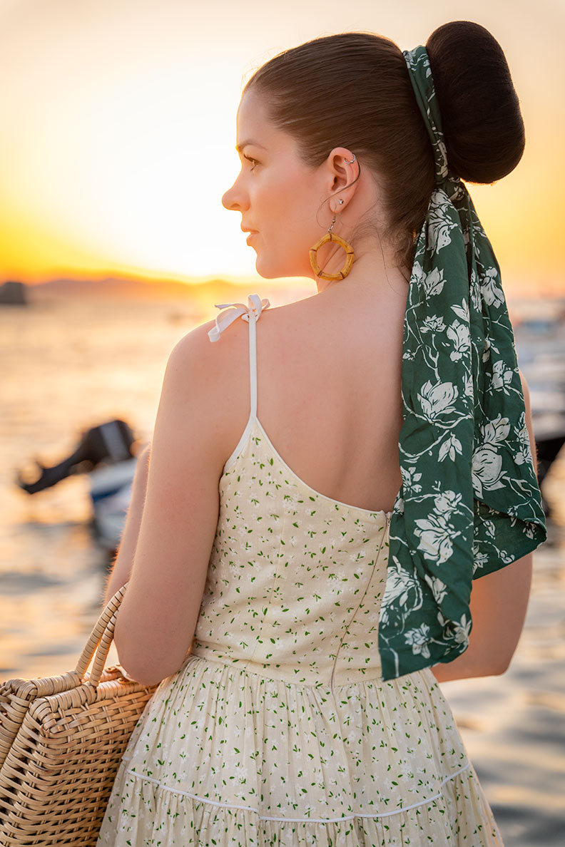 RetroCat mit einem Vintage-Tuch als stilvollen Haarschmuck im Sommerurlaub