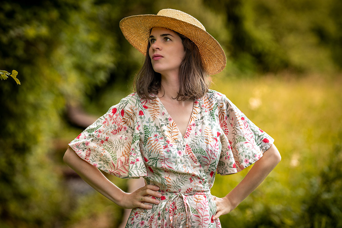RetroCat mit sommerlichen Leinenkleid und Strohhut