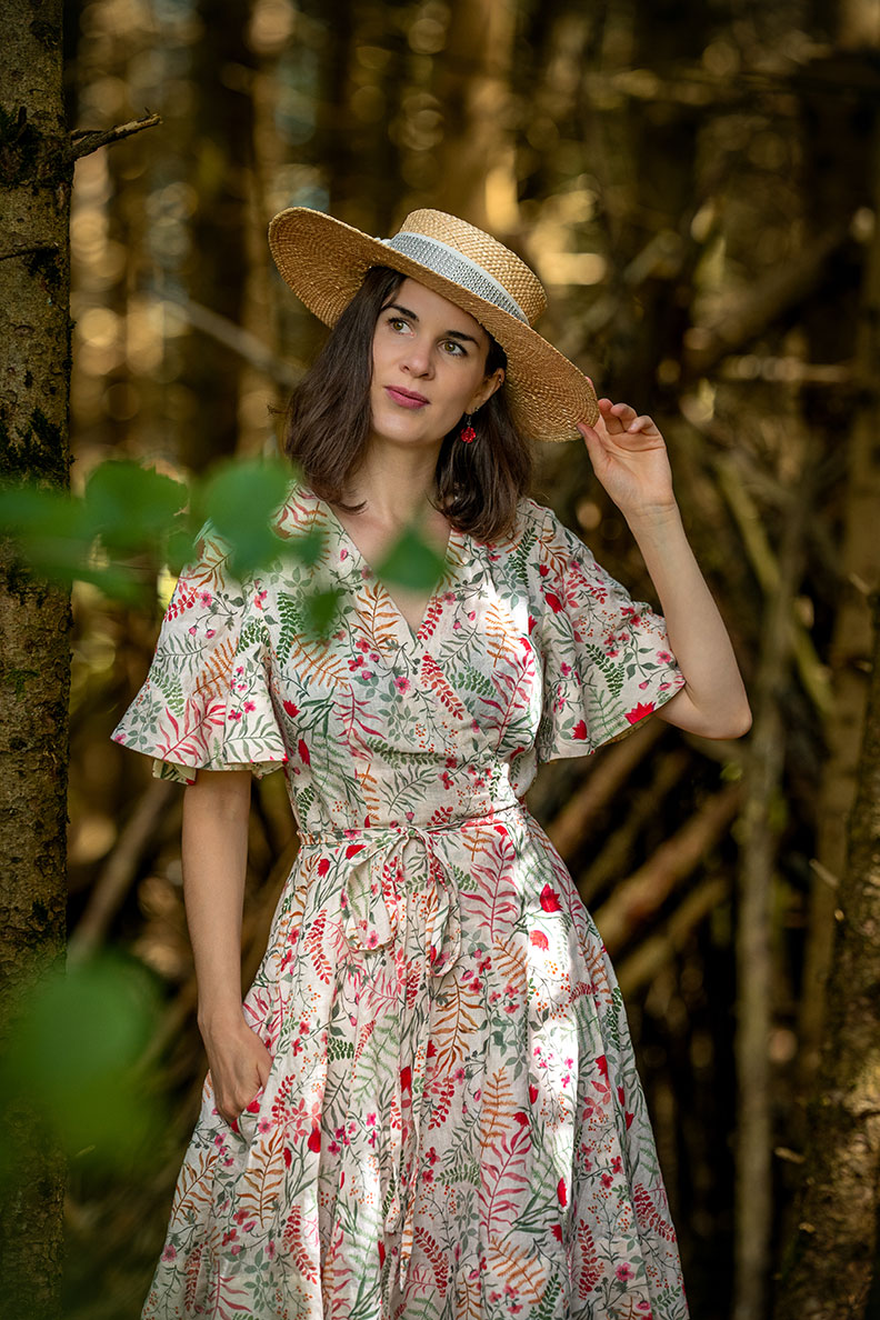 RetroCat with a wrap-look mini dress by Son de Flor