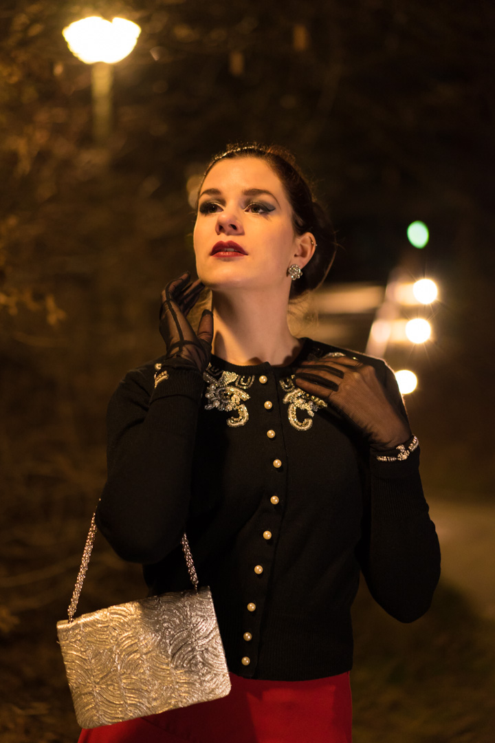RetroCat in einer verzierten Strickjacke im 50er-Jahre-Stil für den Abend