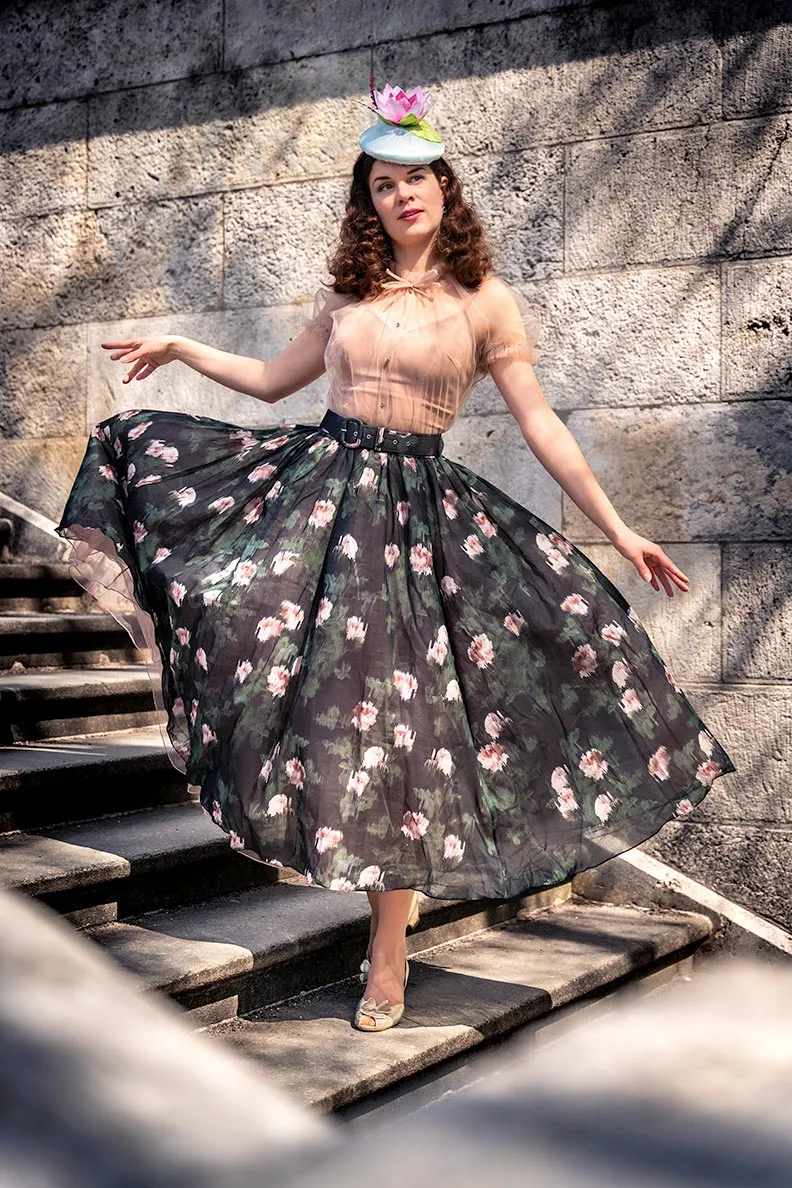 RetroCat in einer beigen Tüllbluse im 50s-Look