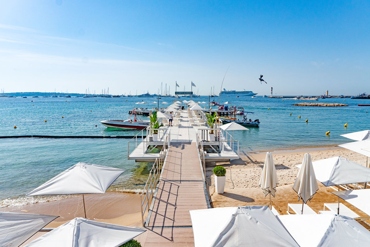 Sonnenliegen und Schirme am Strand von Cannes