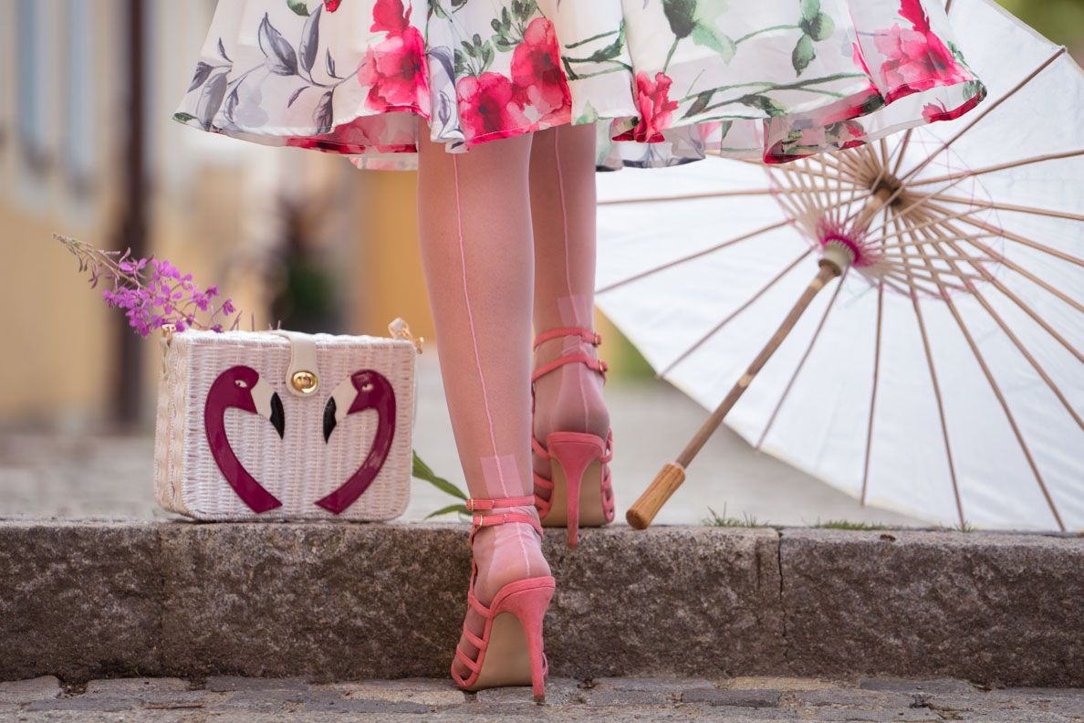 A cute basket bag with flamingos for the summer