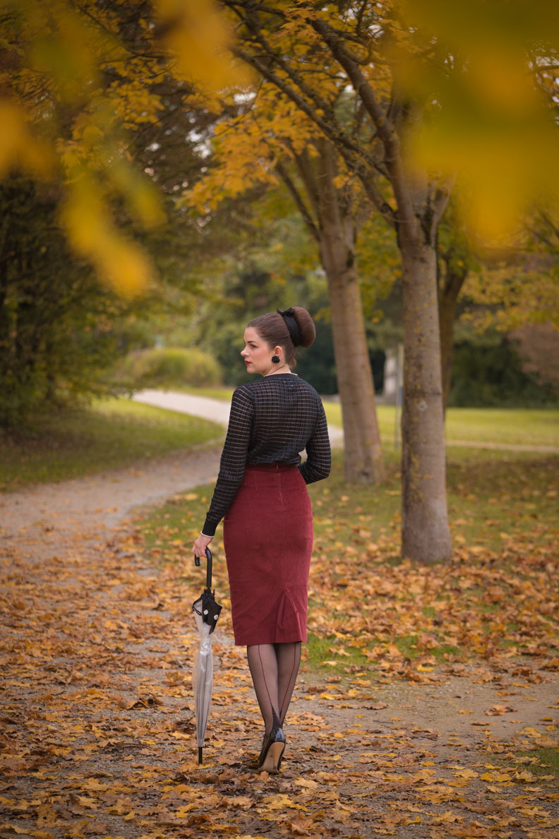 RetroCat strolling through the colorful autumn leaves in a stylish retro outfit<br>