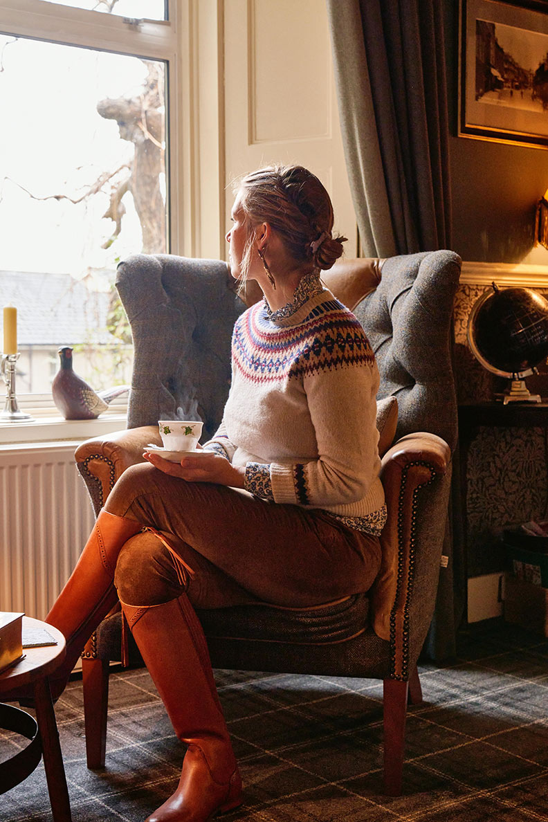 Theresa Baumgärtner auf einem Sessel - Moodbild aus "Tweed Time"