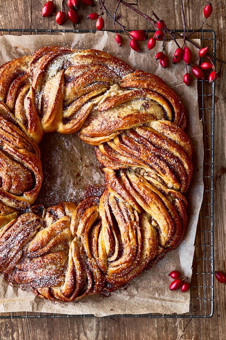 Ein leckeres Zimtkranz-Rezept aus dem Buch Tweed Time von Theresa Baumgärtner