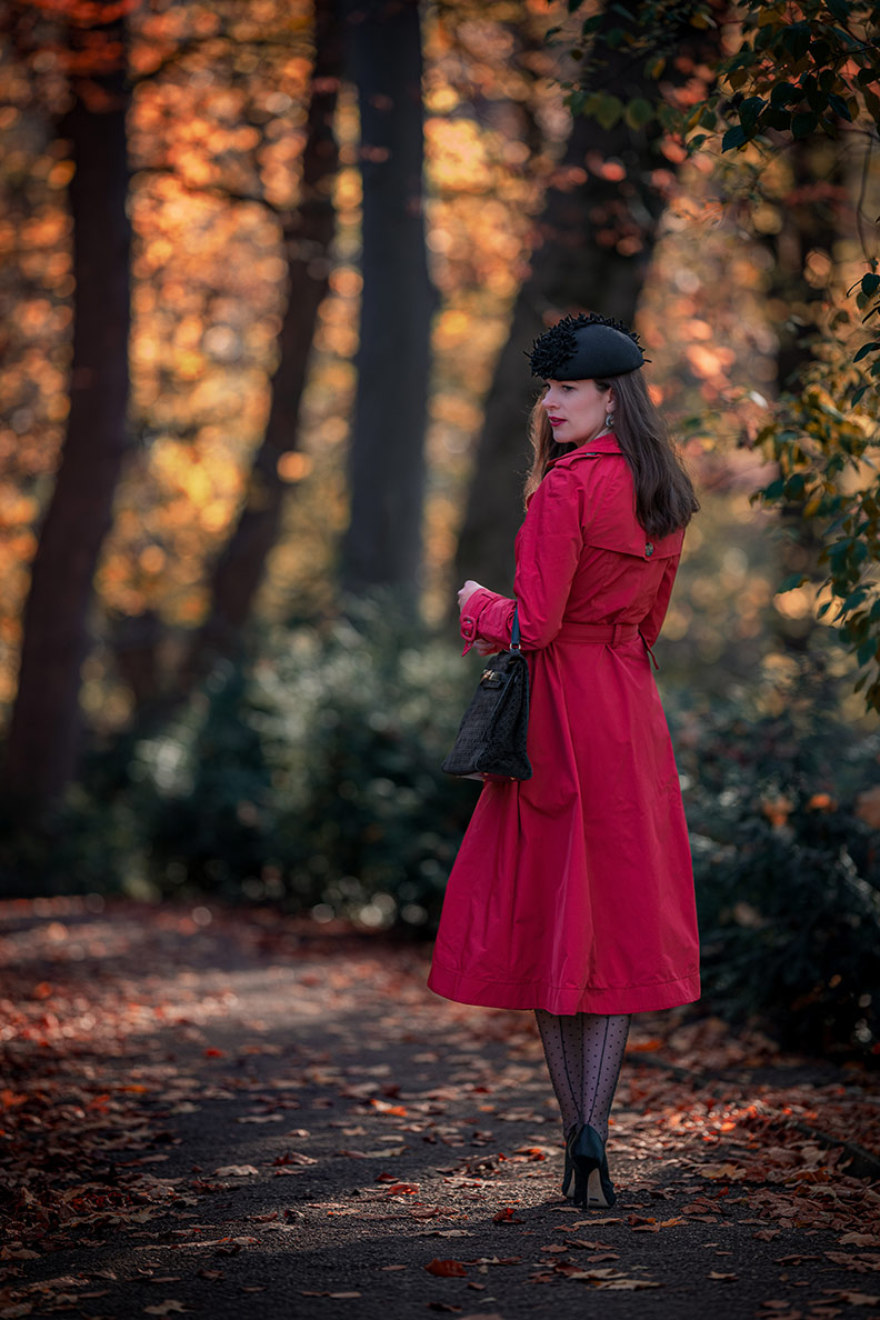 RetroCat in einem rostroten Trenchcoat von Alizarine (Ginger Jackie) im Herbst