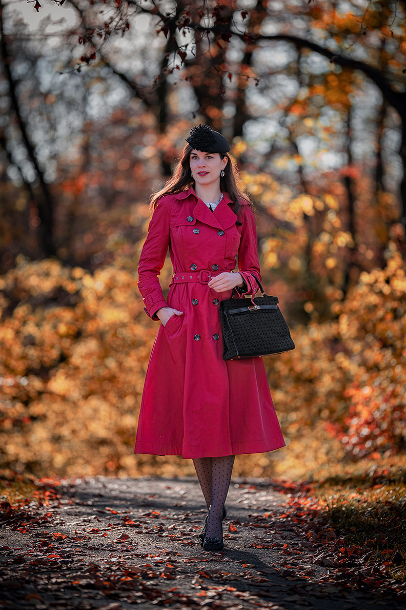 RetroCat in einem traumhaften rostroten Trenchcoat zu zarten Nylons im Herbst